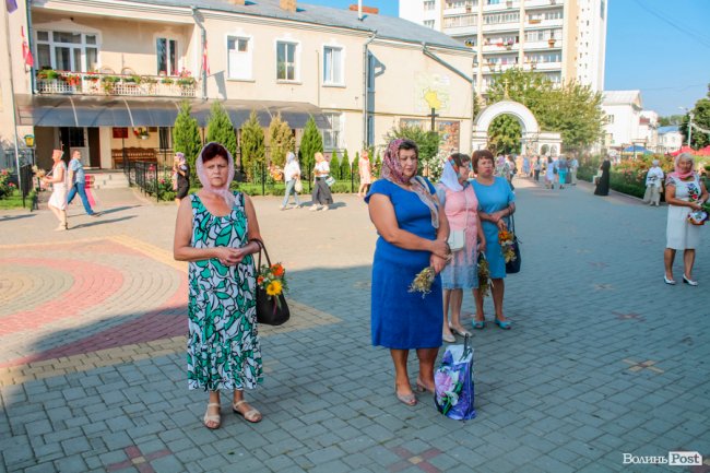 Різнобарв’я квітів та запашний мед: як у Луцьку святять «маковійчики». ФОТО