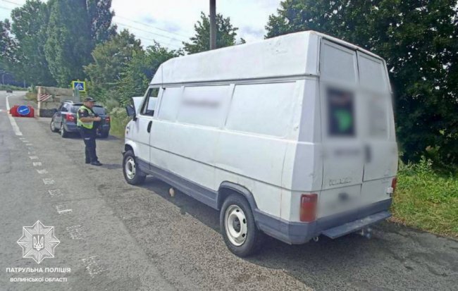 На Волині на блокпосту у водія під пасажирським сидінням виявили пістолет. ФОТО