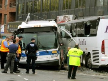 У Нью-Йорку зіткнулися пасажирські автобуси: є загиблі і поранені
