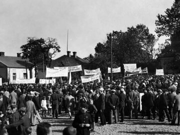 Як лучани вийшли на антинімецьку маніфестацію. РЕТРОФОТО