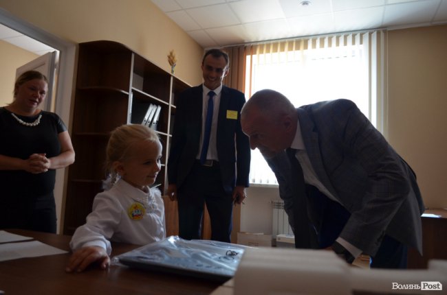 Президент подарував ноутбук луцькій школярці