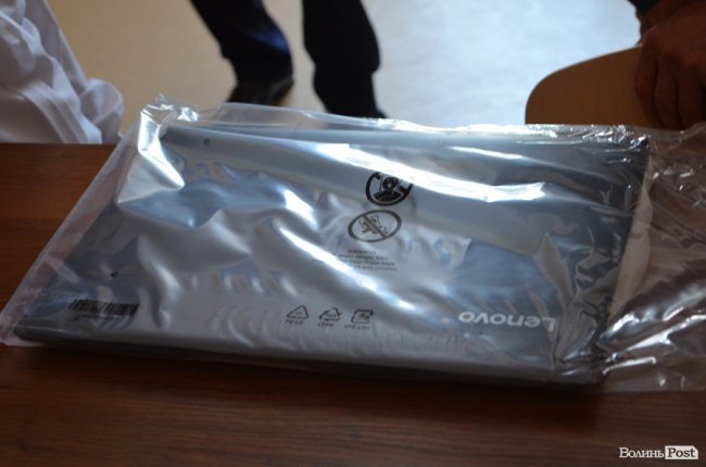 Президент подарував ноутбук луцькій школярці