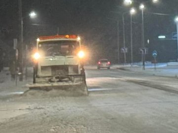 Снігом позасипало вулиці Луцька: спецтехніка виїхала на дороги