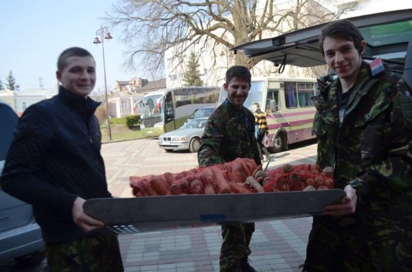 Волинські фермери зібрали харчі для «Правого сектору». ФОТО