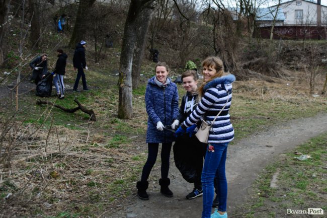У джинсах та рукавичках: як Савченко зі студентами збирав сміття. ФОТО