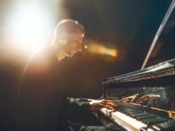 Лучан кличуть на концерт популярного українського піаніста