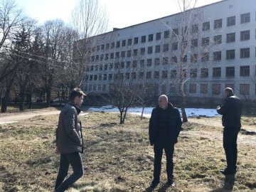 «Місто ніби перебуває у депресивному стані»: голова Луцької райради разом зі студентами та депутатами відвідали Горохів
