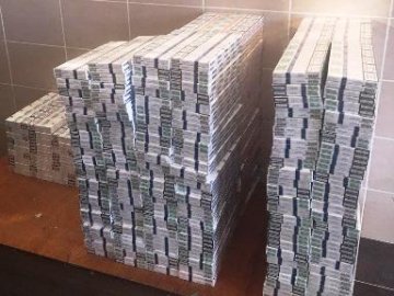 Водій автобуса хотів провезти через «Ягодин» 3 тисячі пачок цигарок. ФОТО