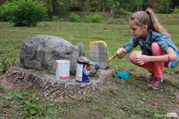 Дерева в луцькому парку перефарбували: почалась акція «Розмалюй фігуру в парку». ФОТО