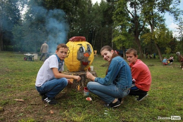 Дерева в луцькому парку перефарбували: почалась акція «Розмалюй фігуру в парку». ФОТО