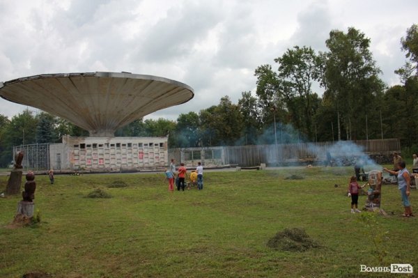 Дерева в луцькому парку перефарбували: почалась акція «Розмалюй фігуру в парку». ФОТО