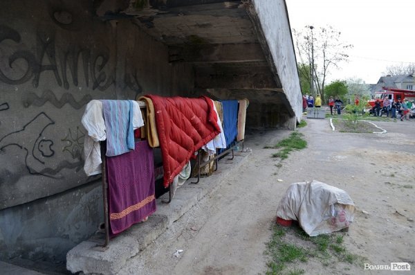 Ось підвал, де мешкають бомжі. Начальник волинської міліції пообіцяв відреагувати на скарги місцевих жителів