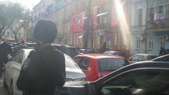 Офіс комуністів, в якому розмістилася «Канцелярська сотня», оточили силовики. ФОТО