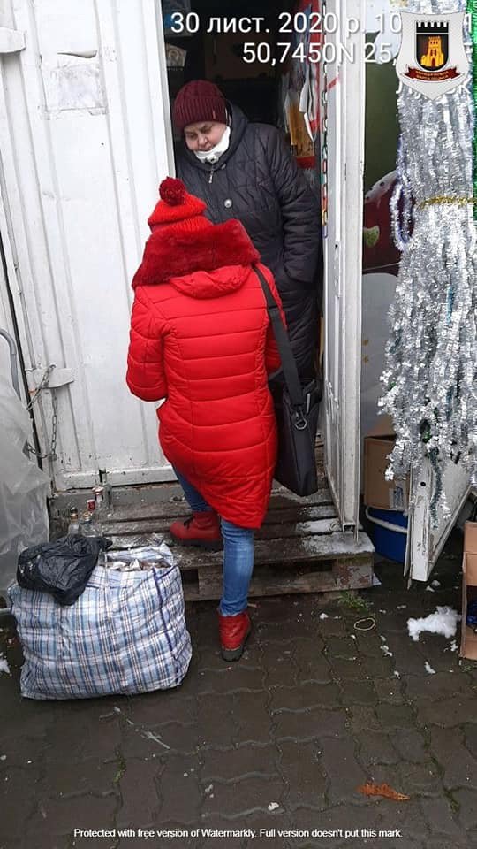 У Луцьку викрили жінку, яка торгувала на ринку сурогатом. ФОТО