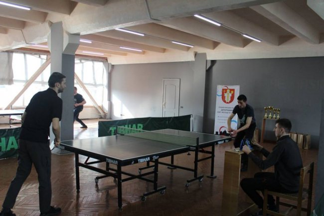 Працівники луцької мерії гралися в настільний теніс. ФОТО