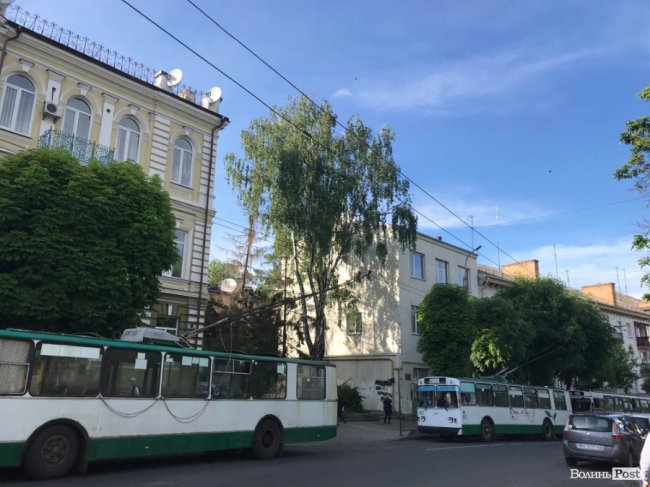 Біля прокуратури у Луцьку збили жінку, яка йшла з двома дітьми і візочком. ФОТО