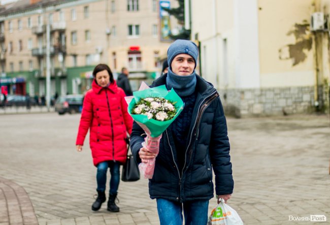 Сердечково-квітковий бум на День Валентина у центрі Луцька. ФОТО