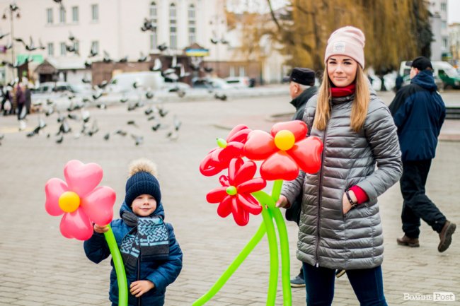 Сердечково-квітковий бум на День Валентина у центрі Луцька. ФОТО