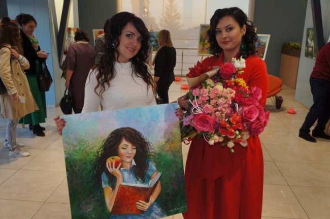 У луцькому ЦУМі – виставка картин відомої художниці. ФОТО