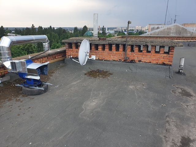 Суші-бар встановив витяжку на житловому будинку у Луцьку: мешканці бояться чадного газу, вібрації і пожежі