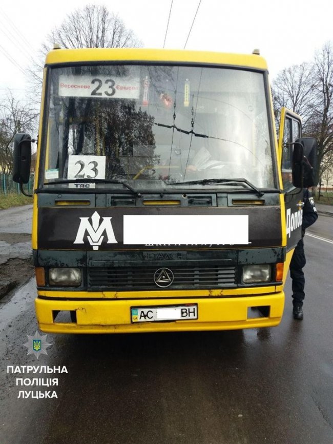 У Луцьку патрульні покарали водія маршрутки, бо той розмовляв по телефону