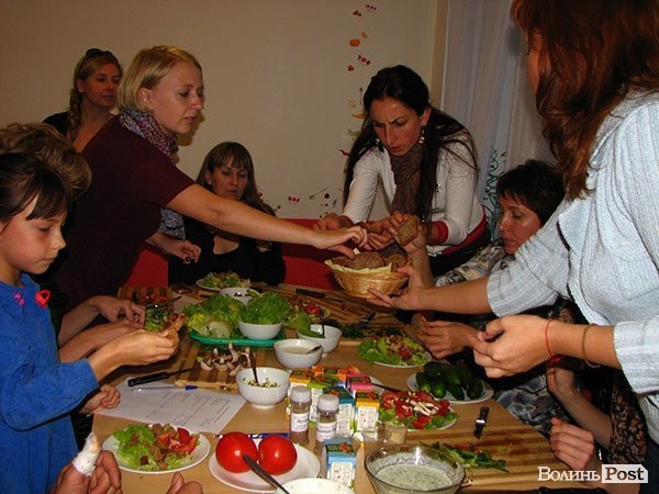 Як луцькі мами вчилися готувати йогурт. ФОТО