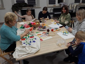 Волинянка в Польщі вчить вишивати гладдю поляків та українців