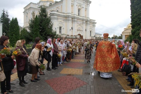 Свято і гроші: у Луцьку діти торгують вже освяченими «маковійчиками». ФОТО