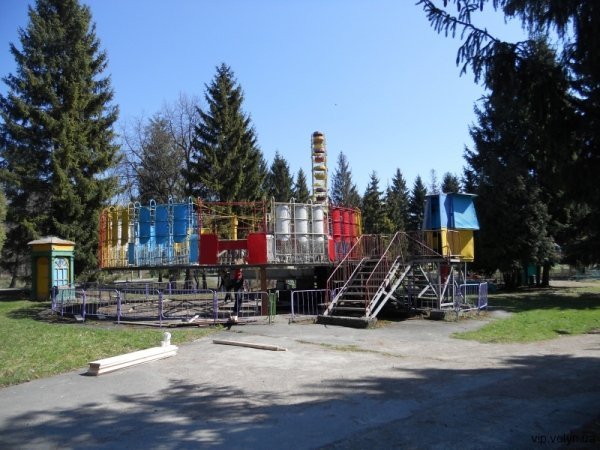 У Центральному парку Луцька поставили 6 нових атракціонів