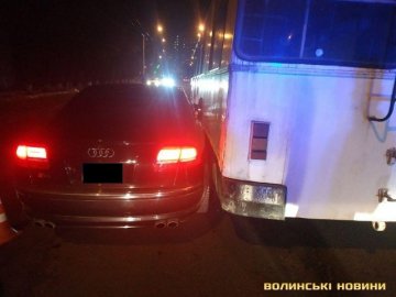 Не поділили дорогу: у Луцьку зіткнулись тролейбус та легковик. ФОТО