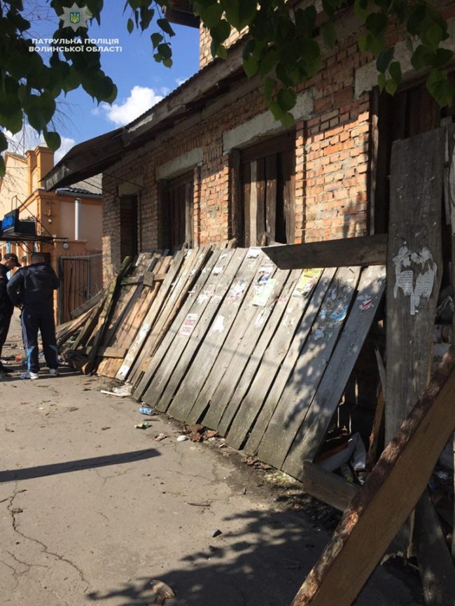 Протаранив паркан і з'їхав у кювет: волинські копи врятували водія, у якого за кермом стався приступ епілепсії. ВІДЕО