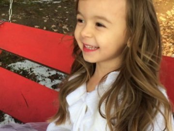 Шестирічній дівчинці, яка вразила всю Україну знанням Біблії, в Луцькраді подарували гігантського ведмедя