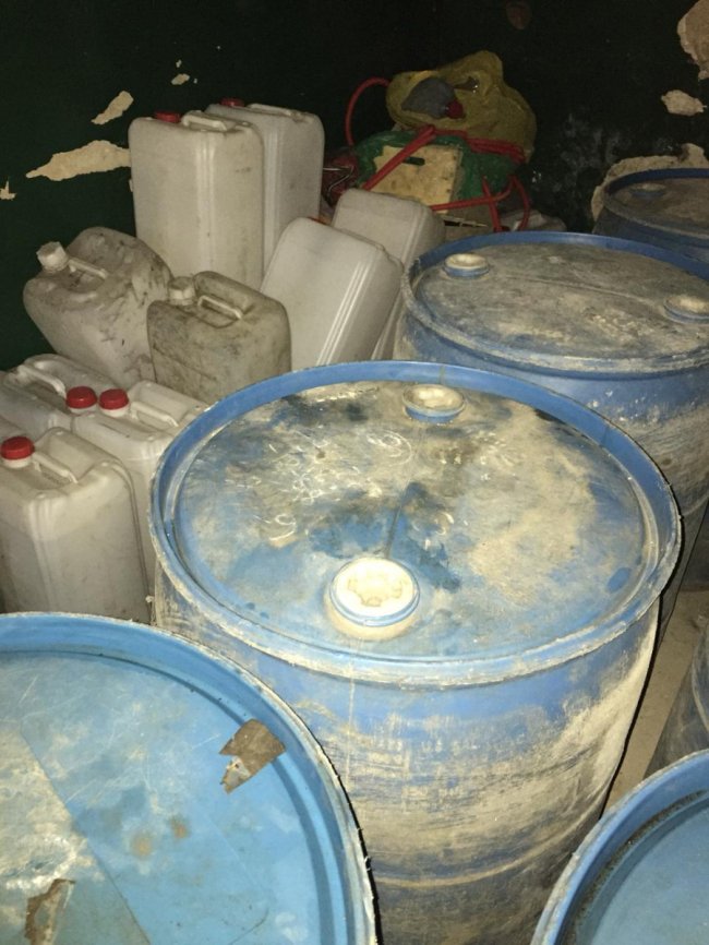 У лучанина в гаражі знайшли понад тонну сурогатного алкоголю. ФОТО