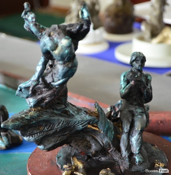 Замість дельфінів фонтан в центрі Луцька міг би мати голу жінку