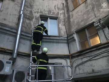 Люди потребували негайної допомоги: у Луцьку рятувальники допомогли медикам потрапити до зачинених помешкань