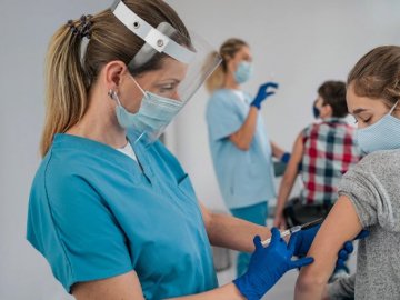 В Україні спростили ковід-вакцинацію підлітків: що змінилося