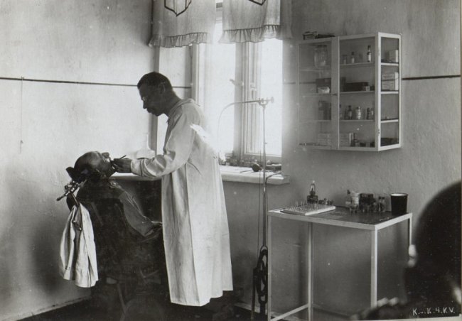Показали, як на Волині лікували зуби 100 років тому. РЕТРОФОТО