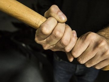 23-річний волинянин побив дерев'яною палицею знайомого: чоловік – у реанімації
