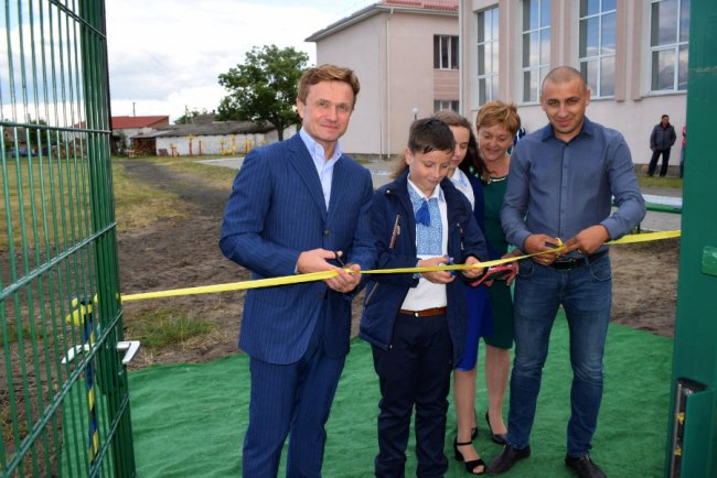 «Маємо вернути в життя дітей спорт», – Степан Івахів відкрив у Шацьку новий стадіон*