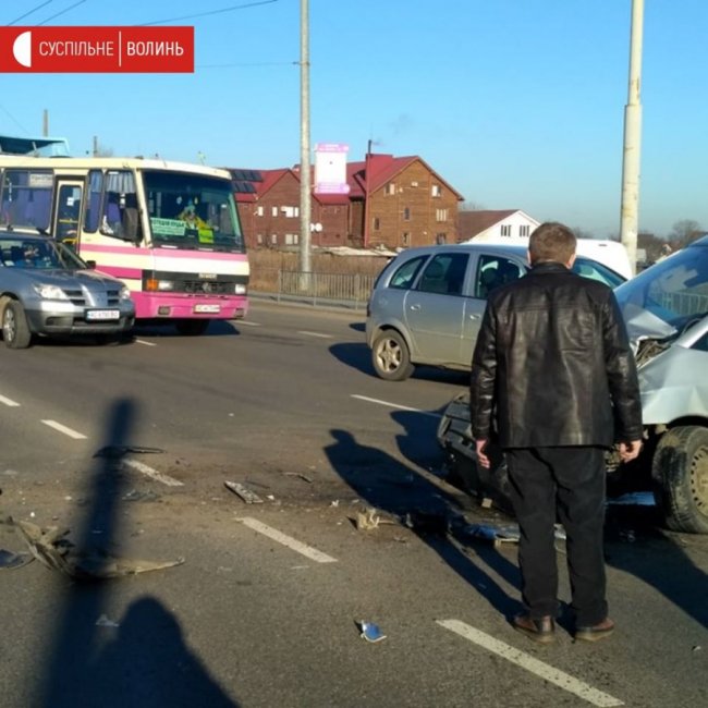 Засліпило сонце: на виїзді з Луцька зіткнулися Mitsubishi та Fiat. ФОТО