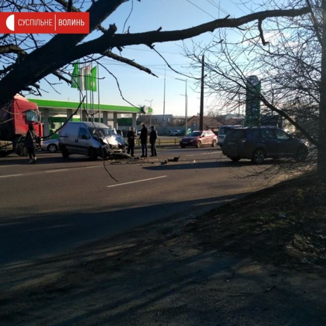 Засліпило сонце: на виїзді з Луцька зіткнулися Mitsubishi та Fiat. ФОТО