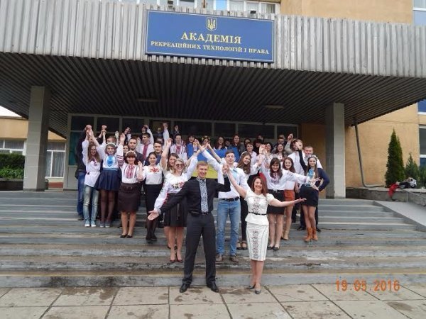 В Академії відбувся флешмоб «Вишиванка єднає українців». ФОТО