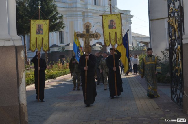 Із квітами та на колінах: у Луцьку вшанували полеглих захисників. ФОТО