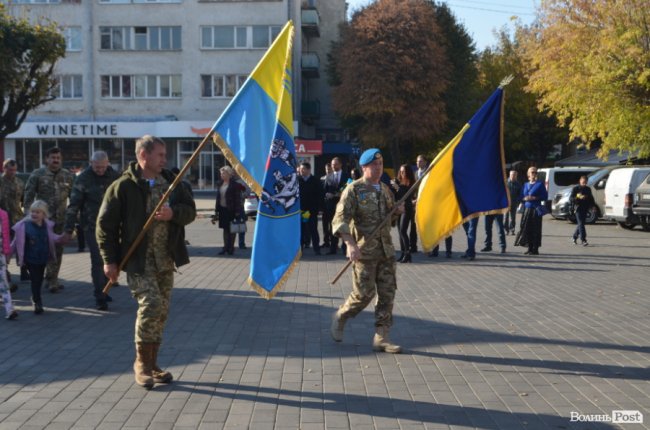Із квітами та на колінах: у Луцьку вшанували полеглих захисників. ФОТО