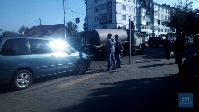 Автомобіль, який перевозить фекалії, скоїв аварію у Володимирі. ФОТО