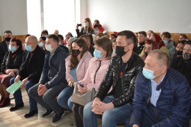 Під час Громадських слухань в с.Пальче. Депутати Лілія Купіч, Віталій Заремба, Микола Господарик, Тетяна Ковжук, Лариса Ляшук, В’ячеслав Разумовський і колишній керівник колгоспу Микола Слушаєв