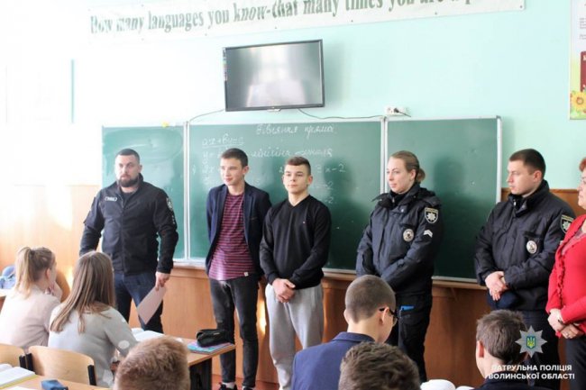 Головний патрульний Волині подякував луцьким підліткам, які врятували самогубця