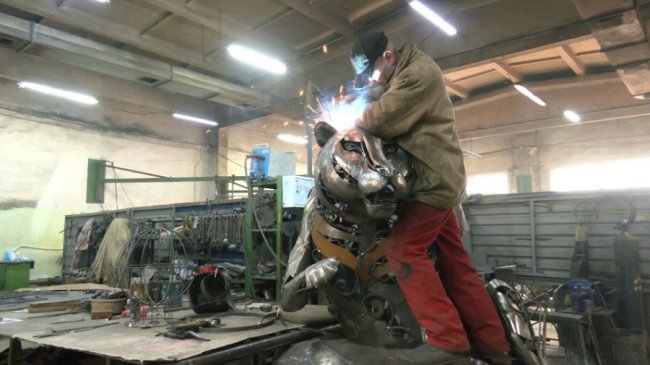 У Луцьку завершують створення кованої скульптури-символу року 2022. ВІДЕО