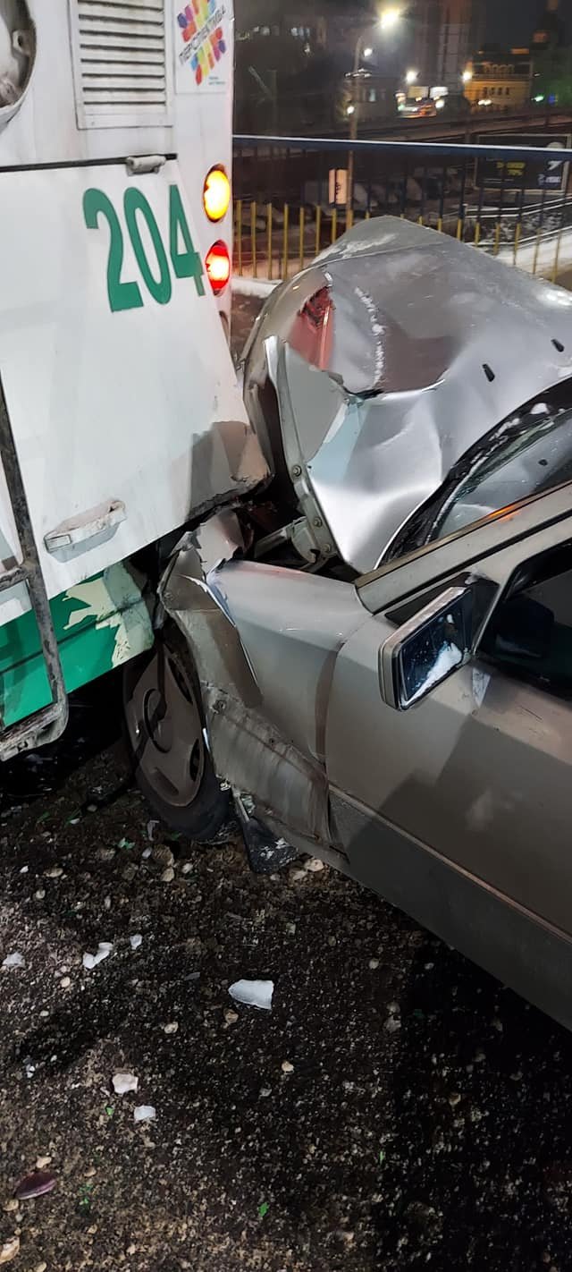 У Луцьку на мосту – аварія за участю тролейбуса та автівки. ФОТО