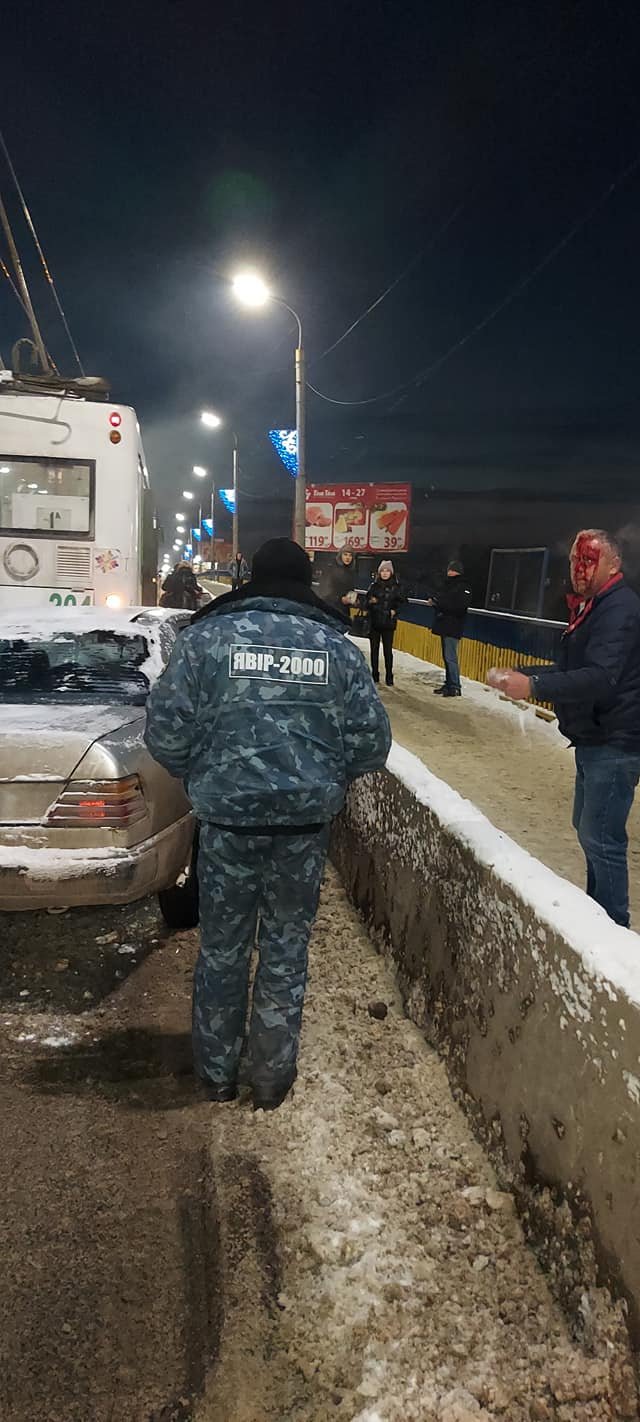 У Луцьку на мосту – аварія за участю тролейбуса та автівки. ФОТО